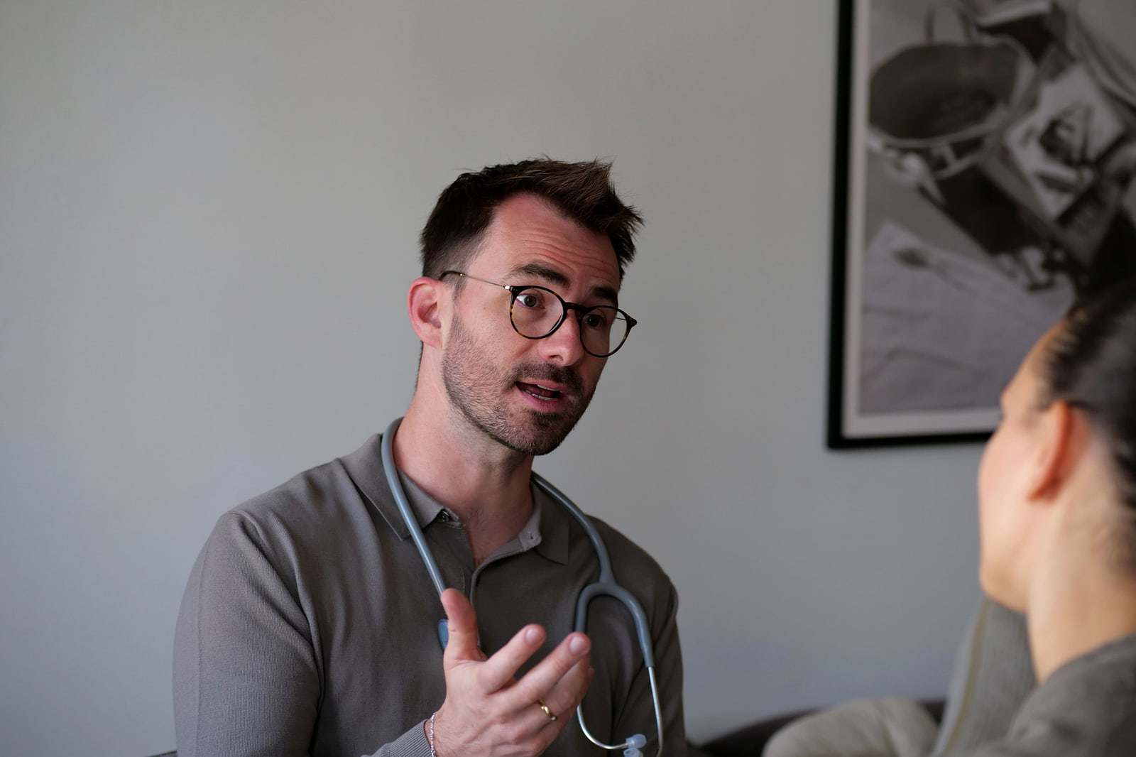 Henrik Venus im Gespräch während eines Hausbesuchs